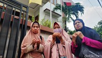 Warga berbondong-bondong ke rumah duka Hamzah Haz di Jalan Tegalan, Matraman, Jakarta Timur.