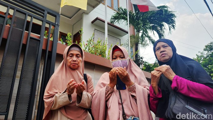 Warga dan Kerabat Mulai Berdatangan di Rumah Duka Hamzah Haz Wakil Presiden RI ke-9, Hamzah Haz, meninggal dunia, Rabu (24/7/2024). Saat ini, warga dan kerabat telah berdatangan ke rumah duka di Jalan Tegalan, Matraman, Jakarta Timur