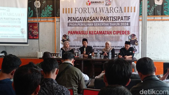 Warga Kecamatan Cipedes Kota Tasikmalaya mengikuti forum warga untuk pengawasan partisipatif Pilkada 2024.