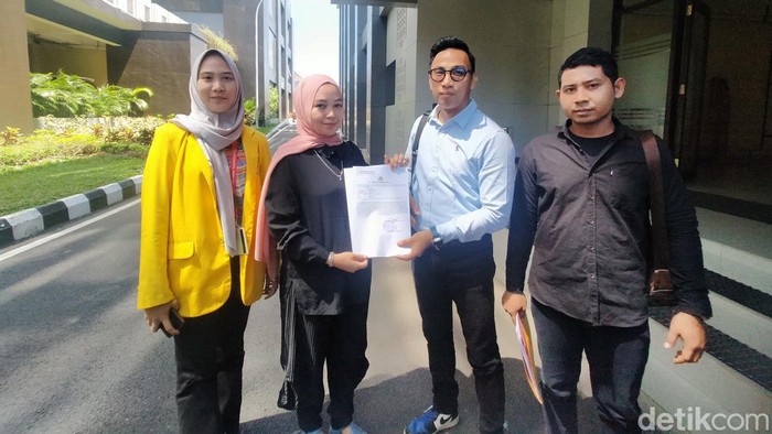 Warga Palembang, Rinsawati (35) melapor ke Sentra Pelayanan Kepolisian Terpadu (SPKT) Polda Sumsel. Ia melapor karena uang Rp 250 juta tak kunjung dikembalikan peminjam, CA.
