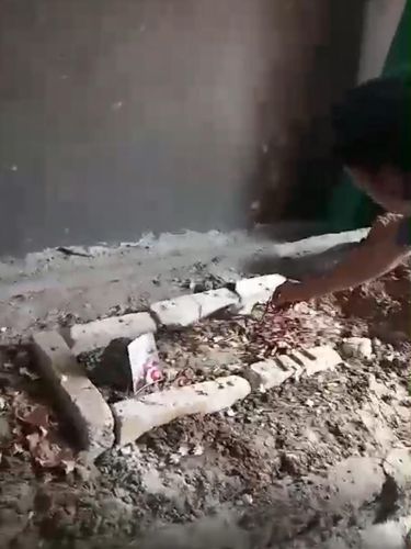 Warga Sumur Bandung, Kecamatan Jayanti, Kabupaten Tangerang dihebohkan dengan keberadaan 'makam Nyi Roro Kidul' di dalam rumah seorang perempuan bernama Nurheni.