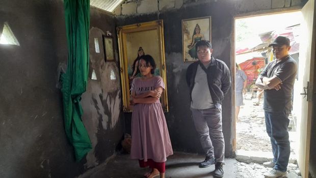 Warga Sumur Bandung, Kecamatan Jayanti, Kabupaten Tangerang dihebohkan dengan keberadaan 'makam Nyi Roro Kidul' di dalam rumah seorang perempuan bernama Nurheni.