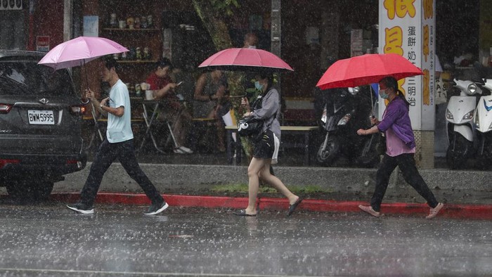 Warga Taiwan Kewalahan Hadapi Topan Gaemi Topan Gaemi yang disertai hujan deras terjadi di Taipei, Taiwan. Angin topan tersebut membuat warga kewalahan saat berada di luar rumah.