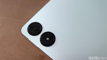 Redmi Pad Pro punya tampilan unik pada bagian belakangnya, yaitu dua bulatan besar pada sisi kiri atas. Foto: detikINET/ Rizqy Nur Amalia