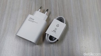 Charger yang disertakan adalah charger 33W dengan kabel USB-A ke USB-C. Foto: detikINET/ Rizqy Nur Amalia
