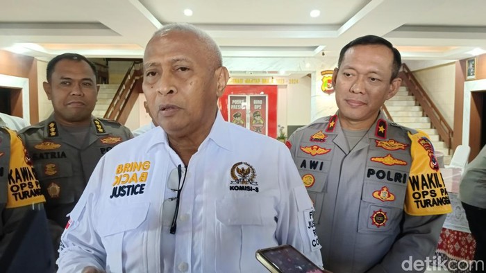 Anggota Komisi III DPR RI Yakobus Jacki Uly saat diwawancarai di Mapolda NTT, Rabu (24/7/2024). (Yufengki Bria/detikBali).