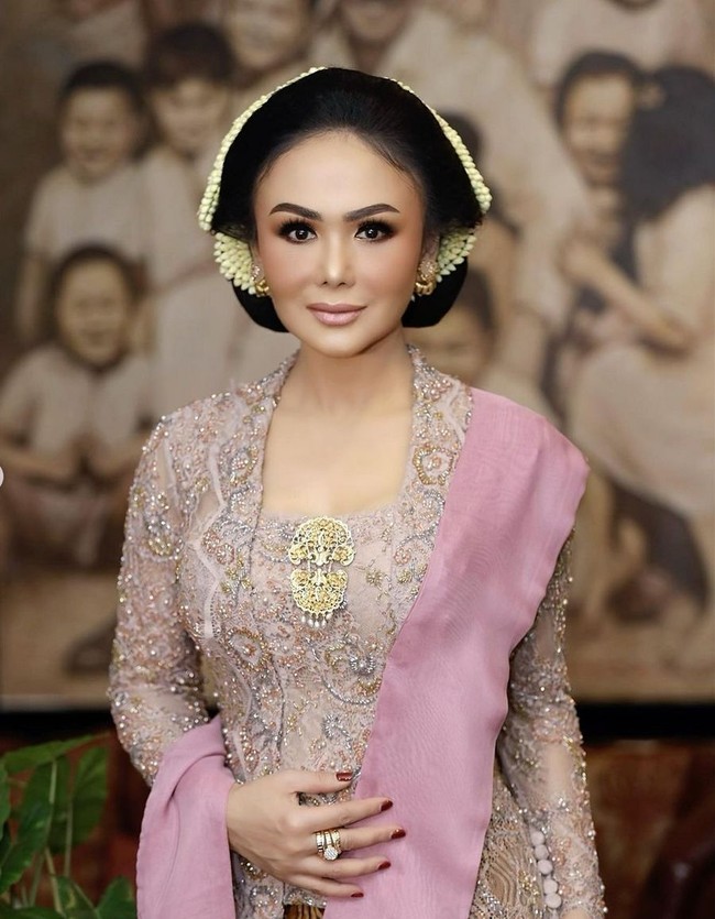 Kondangan, Yuni Shara tampil dengan gaya Jawa klasik, mengenakan kebaya model Kutubaru yang dipadu kain batik. Kakak Krisdayanti ini juga memilih tatanan sanggul Jawa tradisional. Foto: Instagram