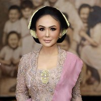 Kondangan, Yuni Shara tampil dengan gaya Jawa klasik, mengenakan kebaya model Kutubaru yang dipadu kain batik. Kakak Krisdayanti ini juga memilih tatanan sanggul Jawa tradisional. Foto: Instagram