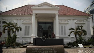 Tampak depan Gedung A Galeri Nasional Indonesia, ada patung Monumen Pembantaian Masal Indonesia 1965-1966 karya Dolorosa Sinaga yang menyapa pencinta seni.   Foto: Dok.Pradita Utama/ detikcom