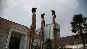 Di seberangnya, ada patung tiga perempuan berjudul Dialog dengan Tuhan yang menengadah ke atas karya Budi Santoso. Seniman yang juga kelompok Taring Padi itu terinspirasi akan anak-anaknya. Foto: Dok.Pradita Utama/ detikcom