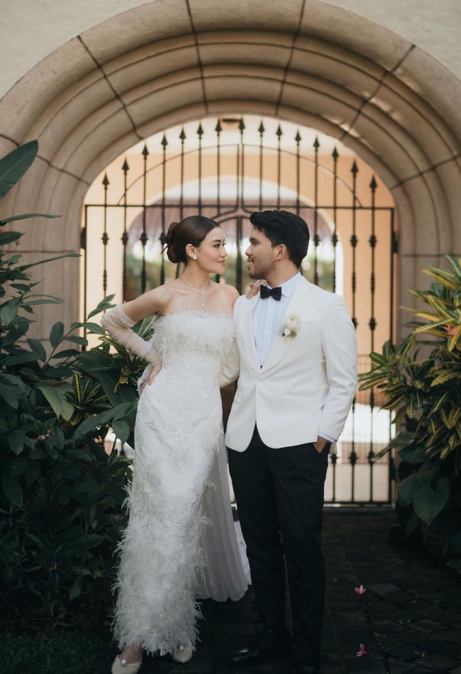 Senada dengan Thariq, Aaliyah juga memilih mengenakan gaun berwarna putih. Tube dress bulu itu tampak memiliki ekor pada bagian belakangnya. Penampilannya juga dilengkapi dengan sarung tangan panjang berbahan kain tile yang menerawang. Foto: Instagram/@aaliyah.massaid