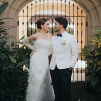 Senada dengan Thariq, Aaliyah juga memilih mengenakan gaun berwarna putih. Tube dress bulu itu tampak memiliki ekor pada bagian belakangnya. Penampilannya juga dilengkapi dengan sarung tangan panjang berbahan kain tile yang menerawang. Foto: Instagram/@aaliyah.massaid