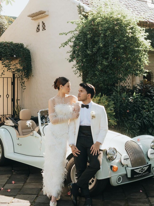 Diketahui Thariq mengenakan jas rancangan SAS Designs. Sementara gaun yang dikenakan Aaliyah merupakan rancangan dari Studio Vian. Foto: Instagram/@aaliyah.massaid