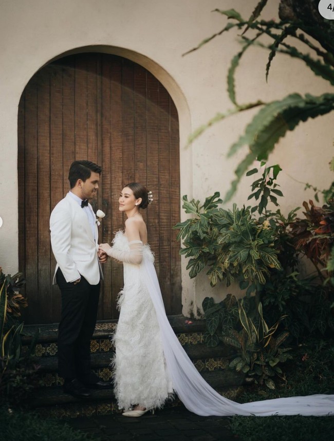 Penampilan Aaliyah tampak simpel dengan rambut yang dikonde rapih ke belakang. Ia juga menyelipkan beberapa tusuk konde untuk mempermanis penampilannya. Foto: Instagram/@aaliyah.massaid