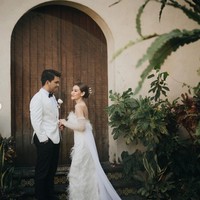 Penampilan Aaliyah tampak simpel dengan rambut yang dikonde rapih ke belakang. Ia juga menyelipkan beberapa tusuk konde untuk mempermanis penampilannya. Foto: Instagram/@aaliyah.massaid