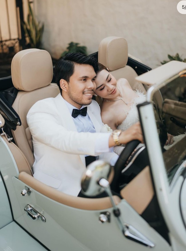 Pasangan yang telah resmi bertunangan pada 23 Juni 2024 itu tampak memamerkan pose mesra mereka. Pesona cantik calon manten tampak begitu terpancar dari wajah anak Reza Artamevia itu. Foto: Instagram/@aaliyah.massaid