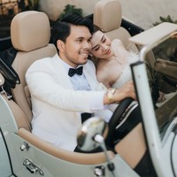 Pasangan yang telah resmi bertunangan pada 23 Juni 2024 itu tampak memamerkan pose mesra mereka. Pesona cantik calon manten tampak begitu terpancar dari wajah anak Reza Artamevia itu. Foto: Instagram/@aaliyah.massaid