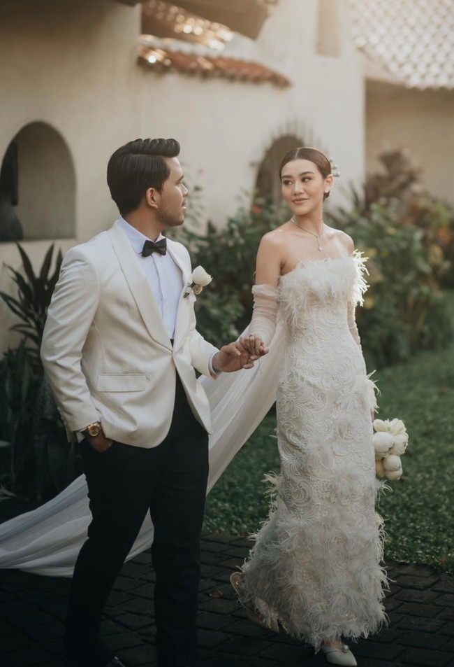 Aaliyah juga memilih mengenakan perhiasan simpel, sepasang anting tusuk dan kalung. Penampilannya juga makin cantik menawan dengan riasan natural glam hasil tangan MUA La Ode Yusuf. Foto: Instagram/@aaliyah.massaid