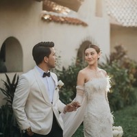 Aaliyah juga memilih mengenakan perhiasan simpel, sepasang anting tusuk dan kalung. Penampilannya juga makin cantik menawan dengan riasan natural glam hasil tangan MUA La Ode Yusuf. Foto: Instagram/@aaliyah.massaid