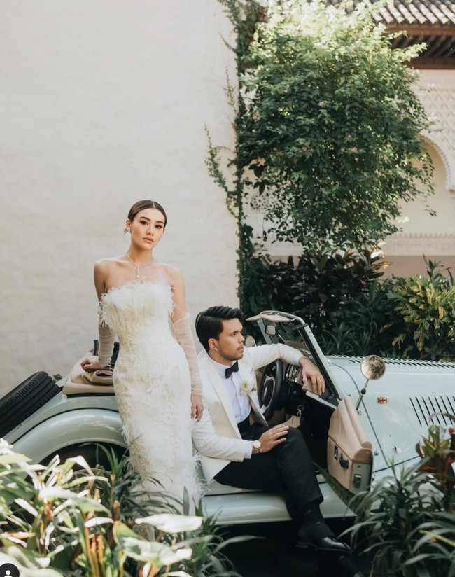Setelah sebelumnya menjalani pemotretan prewedding dengan mengusung tema adat Jawa dan Minang, kali ini Aaliyah dan Thariq memilih nuansa vintage untuk foto preweddingnya. Thariq tampil dengan jas putih dan celana panjang hitam. Ia juga melengkapi penampilannya dengan dasi kupu-kupu berwarna hitam. Foto: Instagram/@aaliyah.massaid