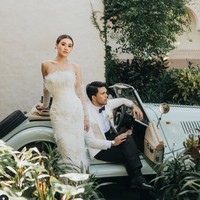 Setelah sebelumnya menjalani pemotretan prewedding dengan mengusung tema adat Jawa dan Minang, kali ini Aaliyah dan Thariq memilih nuansa vintage untuk foto preweddingnya. Thariq tampil dengan jas putih dan celana panjang hitam. Ia juga melengkapi penampilannya dengan dasi kupu-kupu berwarna hitam. Foto: Instagram/@aaliyah.massaid