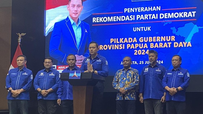 AHY menyerahkan rekomendasi Demokrat untuk Pilkada Papua Barat Daya