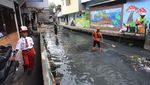 Anak Kali Krukut Dibersihkan dari Sampah