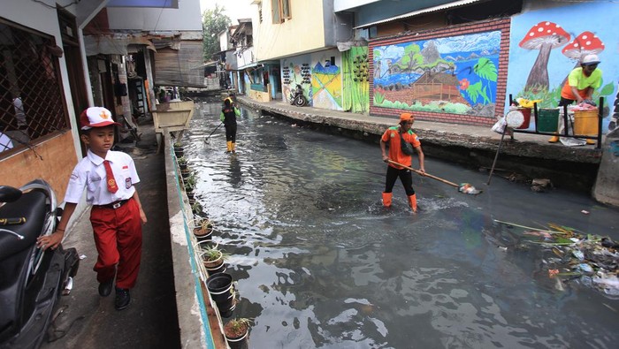 Anak Kali Krukut Dibersihkan dari Sampah Petugas Unit Penanganan Sampah (UPS) Badan Air Dinas Lingkungan Hidup DKI Jakarta membersihkan sampah dengan menyisir anak Kali Krukut di Jalan Lontar, Jakarta, Kamis (25/7/2024). Pembersihan rutin tersebut untuk melancarkan kembali aliran sungai yang terhambat sampah plastik dan sampah rumah tangga akibat kebiasaan warga membuang sampah sembarangan. ANTARA FOTO/Reno Esnir/rwa.