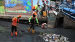Anak Kali Krukut Dibersihkan dari Sampah