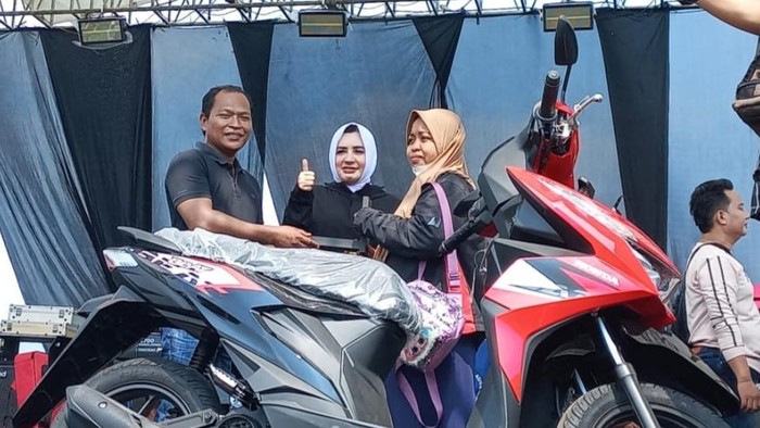Anak Khotijah (57), Titin Agustina saat menerima hadiah motor baru acara senam sehat yang diserahkan secara simbolis oleh Bupati Pekalongan Fadia Arafiq di lapangan Gandarum, Kajen, Sabtu (8/6/2024) pagi.