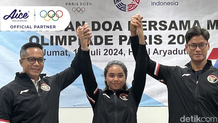 Ketua Umum Pengurus Besar Akuatik Indonesia (PB AI) Anindya Bakrie dan dua atlet renang, Azzahra Permahatani dan Joe Aditya Wijaya Kurniawan, yang akan ikut Olimpiade 2024.