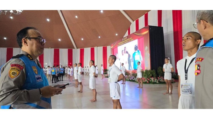 As SDM Kapolri Irjen Dedi Prasetyo berdialog dengan calon taruna Akpol.