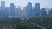Kebakaran hutan itu memicu asap tebal yang menyelimuti kota-kota besar di Kanada menyebabkan kualitas udara yang memburuk. 