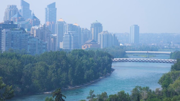 A person jogs as the smoke from wildfires in British Columbia and Alberta blankets the downtown core of Calgary, Alberta, Canada July 24, 2024.  REUTERS/Todd Korol