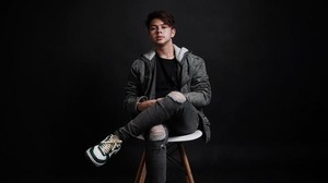 Baim Alkatiri sekarang sudah dewasa dan penampilannya bikin pangling. Foto: Instagram Baim Alkatiri