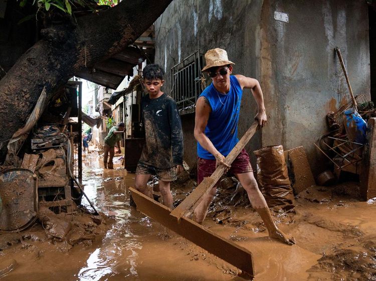 Banjir Surut, Warga Filipina Bersih-bersih Lumpur
