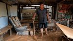 Banjir Surut, Warga Filipina Bersih-bersih Lumpur