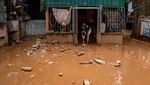 Banjir Surut, Warga Filipina Bersih-bersih Lumpur