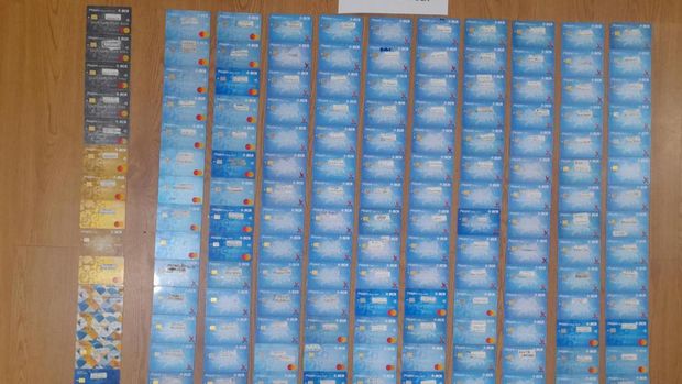 Barang bukti kartu ATM yang disita polisi