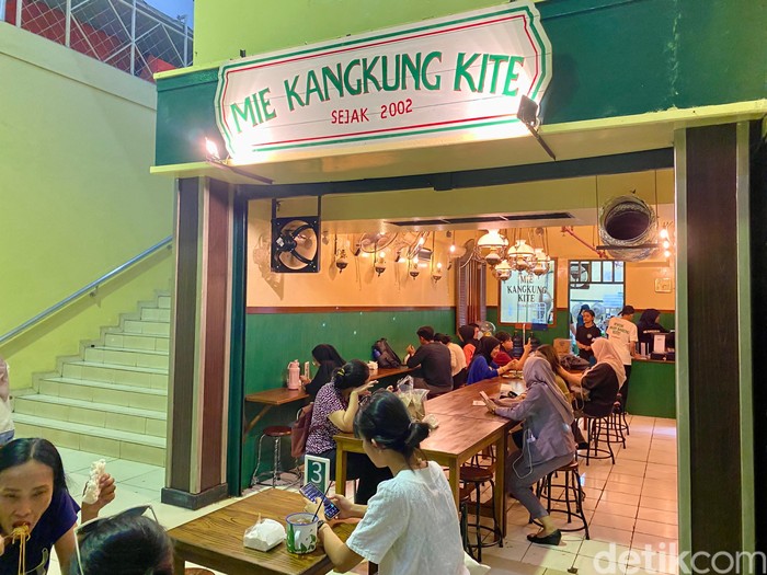 Baru! Mie Kangkung Khas Betawi Jadi Incaran di Blok M Baru! Mie Kangkung Khas Betawi Jadi Incaran di Blok M