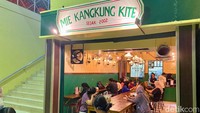 Setelah Bakmi Piring dan Bakmie Tjo Kin, kini hadir mie kangkung yang ditawarkan oleh Mie Kangkung Kite. Lokasinya di area Mall Blok M.