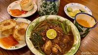 Tertarik mampir? Kedai Mie Kangkung Kite dekat dengan OO Donut. Jam operasionalnya pukul 11.30 hingga 18.30.