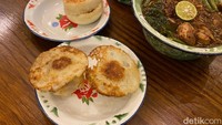 Kalau mau ngemil yang gurih juga ada di sini. Dijamin bikin makan semakin puas!