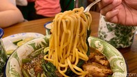 Begini tampilan seporsi mie kangkung porsi sedang (Rp 45 ribu). Mienya dibuat homemade dari telur bebek omega. Karenanya rasa gurihnya lebih kaya.