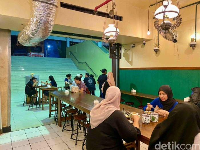 Baru! Mie Kangkung Khas Betawi Jadi Incaran di Blok M