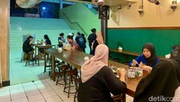 Mie Kangkung Kite baru dibuka akhir Juni 2024, tapi sudah ramai pengunjung. Racikan mie di sini No Pork No Lard.
