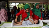 Anak-anak juga diukur tinggi badannya sebelum divaksinasi polio. 