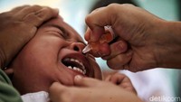 Petugas kesehatan menggunakan vaksin tetes dalam kegiatan PIN polio.