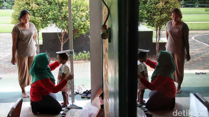 Kemenkes menggelar Pekan Imunisasi Nasional (PIN) Polio di kawasan RPTRA Sunter Muara, Jakarta Utara, Rabu (24/7/2024).