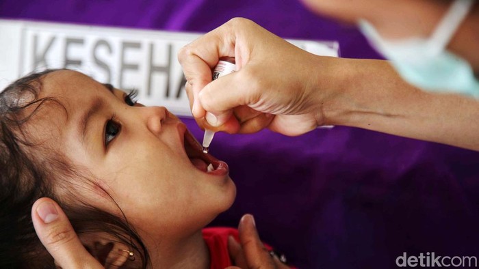 Kemenkes menggelar Pekan Imunisasi Nasional (PIN) Polio di kawasan RPTRA Sunter Muara, Jakarta Utara, Rabu (24/7/2024).
